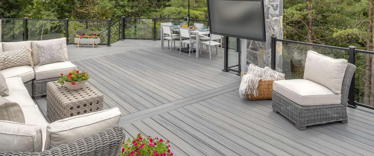 Mixed glass and mesh railing